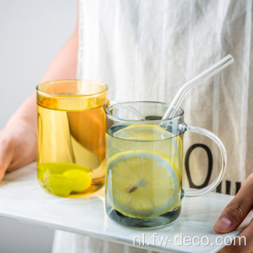 Gekleurde glazen kopjes met brede mondglas mok